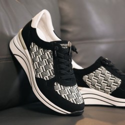 Γυναικείο ανατομικό sneaker Remonte με ασπρόμαυρη πλεκτή λεπτομέρεια, διαθέσιμο σε μεγάλα νούμερα 42-45.