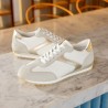 Γυναικείο ανατομικό sneaker Remonte σε λευκό και γκρι χρώμα, ιδανικό για μεγάλα νούμερα 42-45 και έξτρα φάρδος.