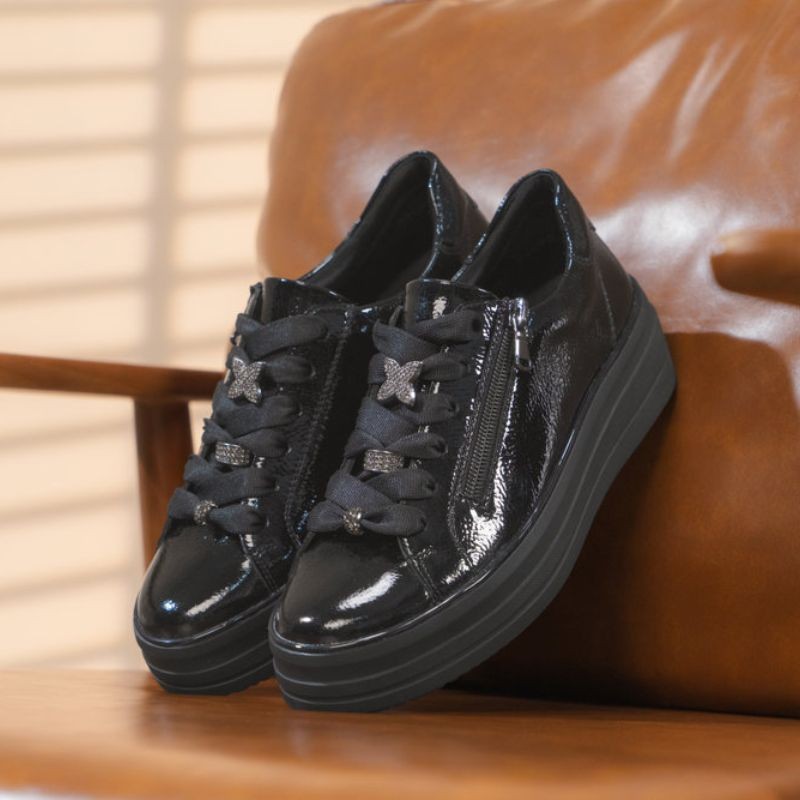 Μαύρα γυναικεία ανατομικά sneakers Remonte σε γυναικεία παπούτσια μεγάλα νούμερα.