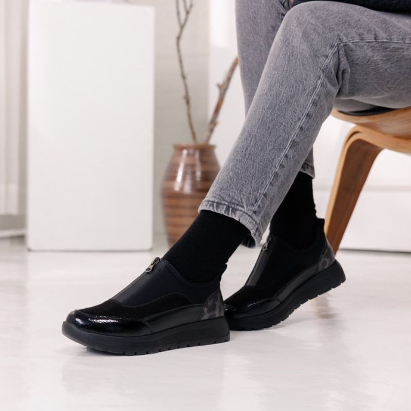 Μαύρα γυναικεία ανατομικά vegan slipper sneakers Remonte σε γυναικεία παπούτσια μεγάλα νούμερα.