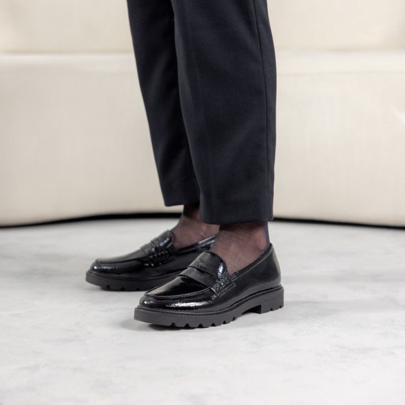 Μαύρα γυναικεία ανατομικά loafers Remonte από λουστρίνι, σε γυναικεία παπούτσια μεγάλα νούμερα.
