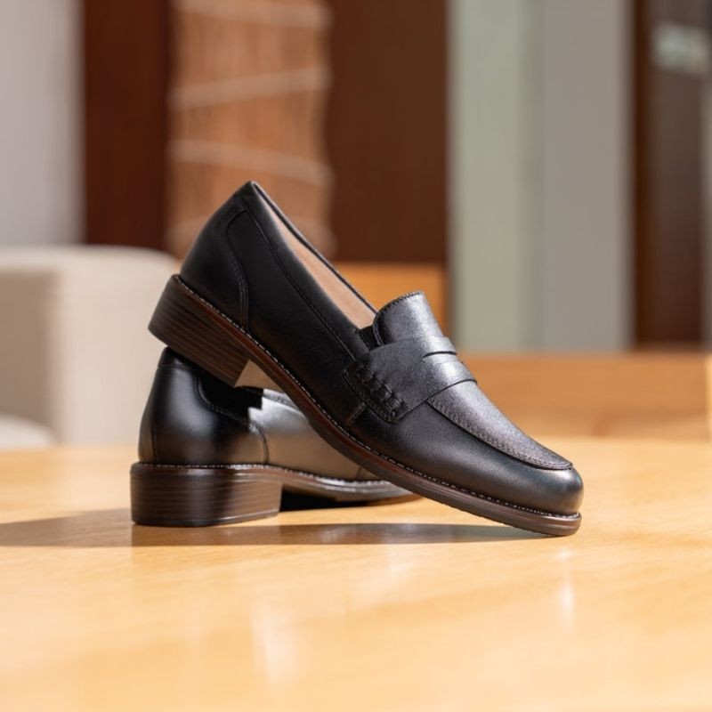 Μαύρα γυναικεία ανατομικά δερμάτινα loafers Remonte, σε γυναικεία παπούτσια μεγάλα νούμερα.