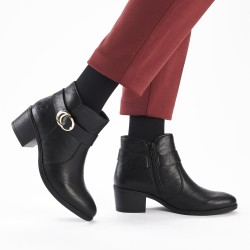 Μαύρες γυναικείες ανατομικα μποτάκια Rieker 73975-00 με χρυσή αγκράφα και τακούνι 4,7 cm σε γυναικεία παπούτσια μεγάλα νούμερα.